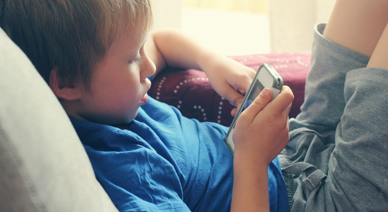 Sve više djece ima digitalni autizam
